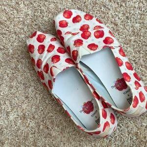 Toms apple shoes
